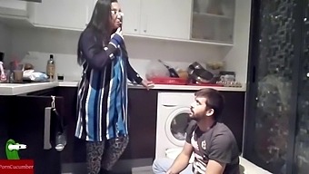 Voajeristična Izkušnja Z Amaterskim Dekletom V Zunanjem Okolju, Ki Vključuje Divje Obleke In Intenzivne Spolne Akte