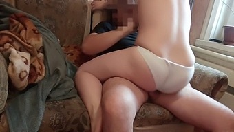 Domača Kavbojka Z Majhnimi Joški Uživa V Grobem Seksu