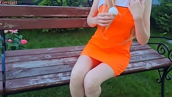 Pohotna Deklica Se Prepusti Javni Masturbaciji S Seks Igračko