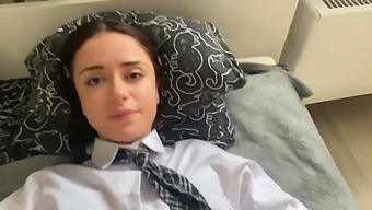 Moja Polsestra V Eksplicitnem Videu Zamenja Svoje Bivše Dekle Tako, Da Nosi Obleko Šolarke.