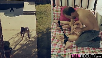 Sieć Młodych Dorosłych Prezentuje Serię Filmów Z Udziałem Różnych Osobowości I Preferencji Seksualnych. Każdy Film Przedstawia Piękną Młodą Kobietę Z Ukrytą Stroną Perwersji I Namiętności, Eksplorującą Różne Formy Bdsm I Bondage. Od Zmysłowych Lodzików Po Intensywne Sceny Hardcore, Te Filmy Oferują Różnorodne Doświadczenia Seksualne Dla Widzów. Wykonawcy, Wszyscy 18+, Mają Małe I Średnie Piersi I Chętnie Eksplorują Swoje Najdziksze Fantazje.