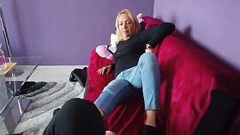 Date Placer Adorando Los Pies Con Una Mujer Rubia Por Primera Vez