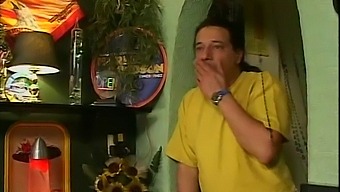 Blondinka Dobi Dvojno Penetracijo V Nočnem Klubu
