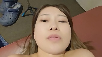 Majhna Japonska Družica Dobi Svojo Prvo Pov Izkušnjo