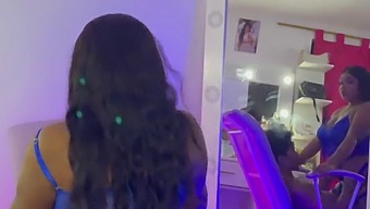 Obiščem Prijateljev Dom In Me Odpelje V Njeno Spalnico