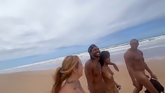 Nudistična Zabava Na Plaži S Vročimi Prijatelji In Vroč Posnetek, Ki To Dokazuje