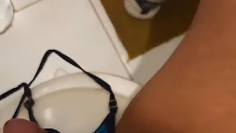 Prvá Časť Nezbedného Stretnutia S Mamou Mojej Najlepšej Kamarátky Po Tom, Čo Ma Prichytila, Ako Si Užívam S Jej Spodným Prádlom