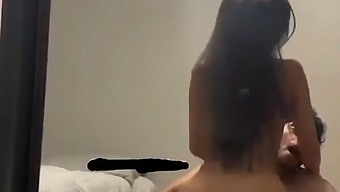 Joven Belleza Monta Una Gran Polla