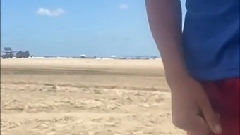 Fui Ao Banheiro E O Novinho Pegou Na Minha Buceta Na Praia